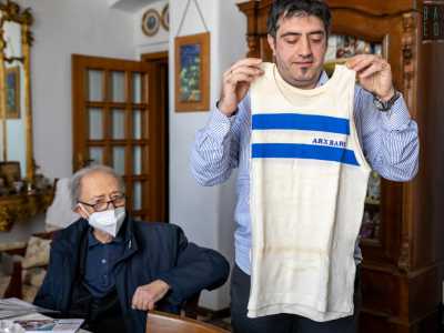 E mentre Nicola, il primogenito di Giannoccaro, ci mostra una delle pi� antiche divise bianco-azzurre dell�Arx, ecco che sentiamo il telefono squillare...